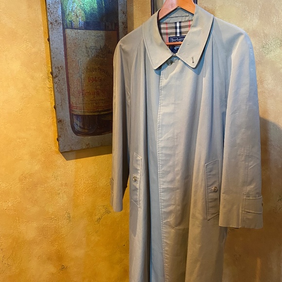 Classic Burberrys London Trench Coat - Picture 3 of 16